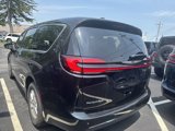 New 2025 Chrysler Pacifica Select image 4