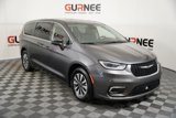 Used 2022 Chrysler Pacifica Touring-L w/ Uconnect Theater Family Group image 2