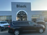Used 2025 Chrysler Pacifica Select image 3