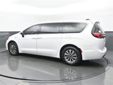 New 2025 Chrysler Pacifica Select image 3