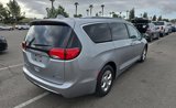 Used 2019 Chrysler Pacifica Touring-L image 4