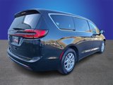 Used 2023 Chrysler Pacifica Touring-L image 4