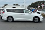 Used 2022 Chrysler Pacifica Touring-L image 3