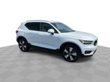 Used 2022 Volvo XC40 T5 Momentum image 2