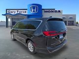 Used 2023 Chrysler Pacifica Touring-L image 3