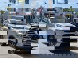 Used 2017 Toyota Highlander XLE w/ Phone Cable & Charge Package image 2