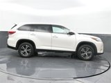 Used 2019 Toyota Highlander LE image 2