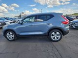 Used 2022 Volvo XC40 T4 Momentum image 3