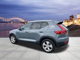 Used 2022 Volvo XC40 T4 Momentum image 3