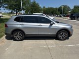 Used 2020 Volkswagen Tiguan SE w/ Panoramic Sunroof Package image 2