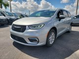 Used 2023 Chrysler Pacifica Touring-L image 4