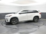 Used 2017 Toyota Highlander LE image 2