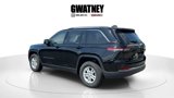 Used 2023 Jeep Grand Cherokee Laredo image 5