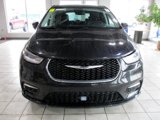 Used 2023 Chrysler Pacifica Touring-L image 2