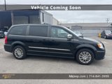 Used 2015 Chrysler Town & Country Touring-L image 4