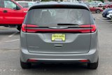 Used 2021 Chrysler Pacifica Touring-L image 5