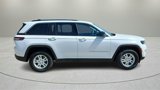 Used 2023 Jeep Grand Cherokee Laredo image 2