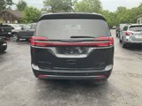 Used 2021 Chrysler Pacifica Limited w/ Uconnect Theater Family Group image 3