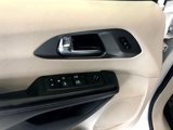 Used 2022 Chrysler Pacifica Touring-L image 6