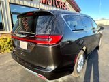 Used 2023 Chrysler Pacifica Touring-L image 6