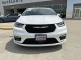 Used 2023 Chrysler Pacifica Touring-L image 2