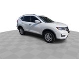 Used 2017 Nissan Rogue SV image 2