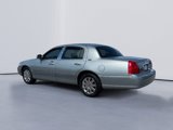 Used 2006 Lincoln Town Car Signature Limited image 3