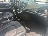 Used 2025 Chrysler Pacifica Select image 5