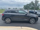 Certified 2022 Volkswagen Taos SE image 2