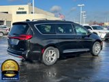 Used 2023 Chrysler Pacifica Limited image 3