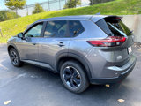 Used 2024 Nissan Rogue SV image 2