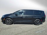 Used 2022 Chrysler Pacifica Touring-L w/ Uconnect Theater Family Group image 2