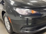 Used 2022 Chrysler Voyager LX image 3