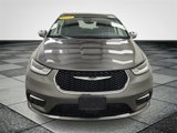 Used 2022 Chrysler Pacifica Limited w/ Uconnect Theater Family Group image 2