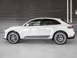 Certified 2022 Porsche Macan image 2