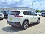 Used 2021 Nissan Rogue SV image 2