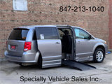 Used 2018 Dodge Grand Caravan SXT w/ Driver Convenience Group image 3