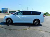 Certified 2022 Chrysler Pacifica Touring-L w/ Uconnect Theater Family Group image 6