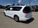 Used 2022 Chrysler Pacifica Touring-L image 2
