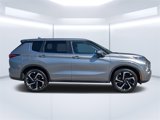 Used 2022 Mitsubishi Outlander SE image 2