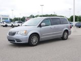 Used 2016 Chrysler Town & Country Touring-L image 2
