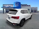 Used 2024 Volkswagen Taos SE image 2