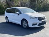 Used 2023 Chrysler Pacifica Touring-L image 6