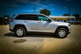 Used 2023 Jeep Grand Cherokee Laredo image 4
