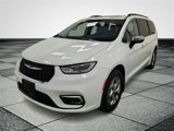 Used 2023 Chrysler Pacifica Limited image 3