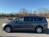 Used 2017 Chrysler Pacifica Touring image 3