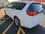 Used 2017 Chrysler Pacifica Limited image 2