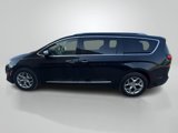 Used 2017 Chrysler Pacifica Limited image 2