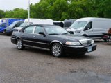 Used 2005 Lincoln Town Car Signature Limited image 3