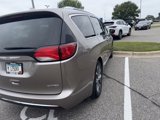 Used 2018 Chrysler Pacifica Limited image 3